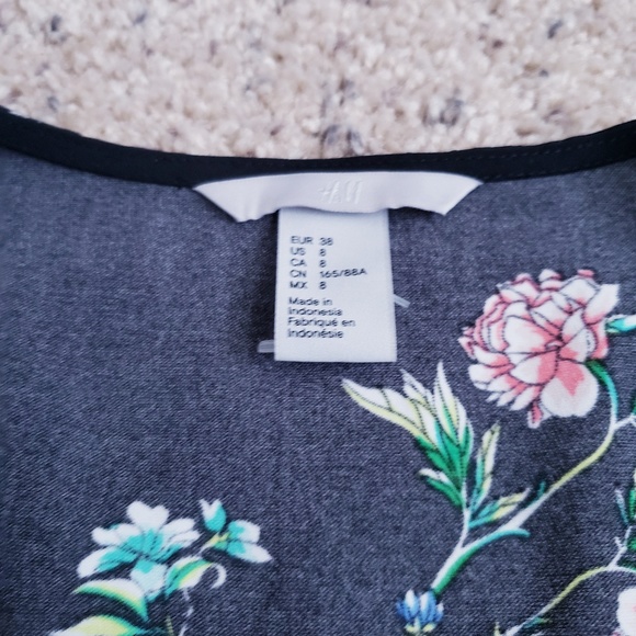 H&M V-Neck Black Floral Print Dress - Picture 6 of 6